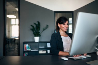 Ofiste bilgisayar üzerinde çalışan girişimci.