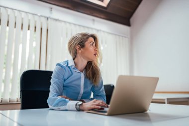 Uzağa arıyorsunuz işkadını, ofis masası, yakın çekim görüntüsü.