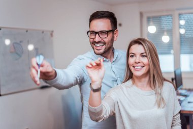 Güzel genç çift oynamaya evde Dart.