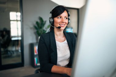 İşte gülümseyen müşteri destek operatörü.