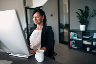 Zarif kadın modern ofisindeki bilgisayardaki sohbet.