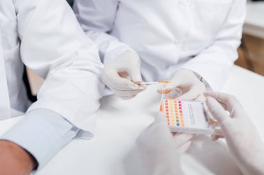 Laboratuvar şeridi ile örnek.