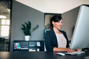 Ofiste çalışan iş kadını.