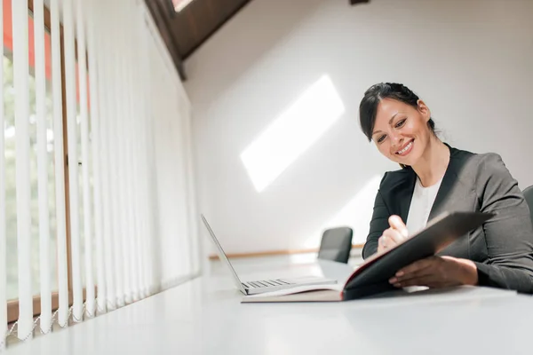 Una Mujer Negocios Sonriente Trabajando Copiar Espacio —  Fotos de Stock