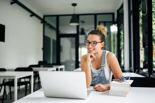 Porträtt Härliga Kvinnliga College Flicka Utbildning Konceptet — Stockfoto