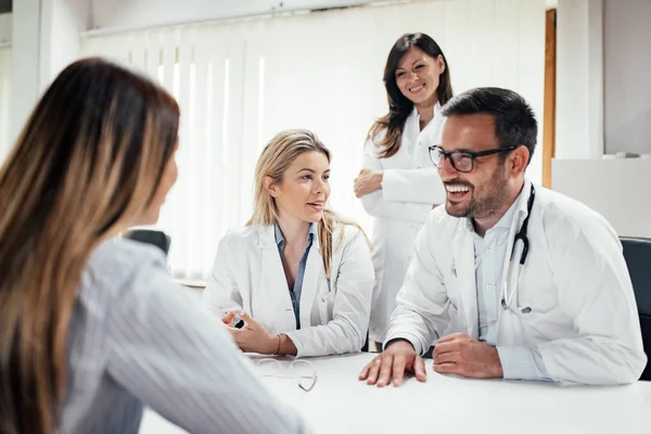 メスの患者に良いニュースを伝える医師のチーム — ストック写真