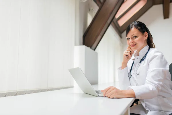 Porträt Einer Ärztin Die Vor Einem Laptop Sitzt Kopierraum — Stockfoto