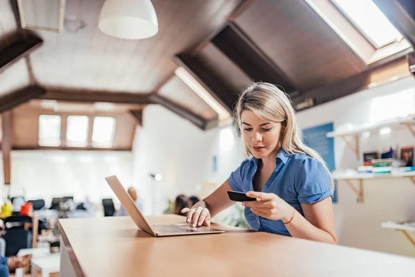 Härlig Blond Kvinna Hålla Kreditkort Och Använder Bärbar Dator — Stockfoto