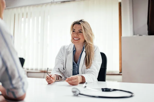 オフィスで患者と働く美しい女性医師の肖像画 — ストック写真