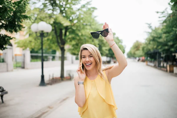Портрет Щасливої Жінки Розмовляє Мобільному Телефону Махає Міській Вулиці — стокове фото