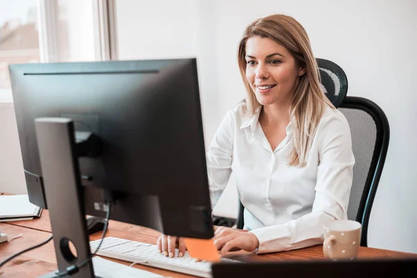 Uśmiecha Się Kobieta Pracuje Biurze Biurko — Zdjęcie stockowe