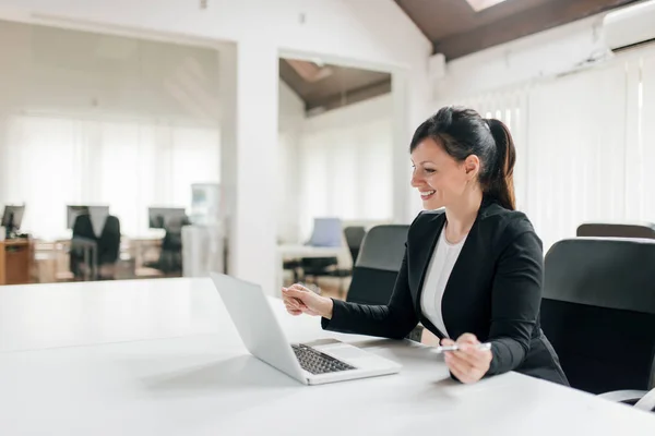 Glad Affärskvinna Med Laptop Moderna Coworking Office — Stockfoto