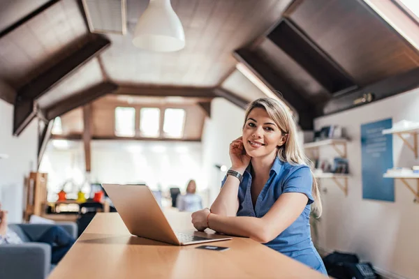 Porträtt Kvinnlig Entreprenör Framför Laptop Öppet Utrymme Coworking Office — Stockfoto