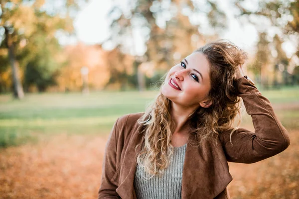 Menina Bonita Com Cabelo Louro Encaracolado Parque Outono Close — Fotografia de Stock