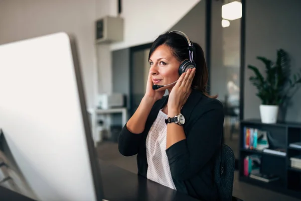 Operatore Femminile Sorridente Con Auricolare — Foto Stock