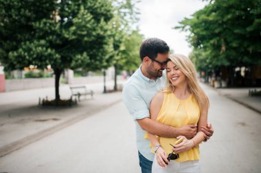 Mutlu çift açık havada portresi.