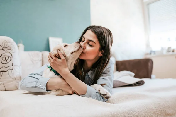 Yong Mulher Ter Tempo Feliz Com Animal Estimação — Fotografia de Stock