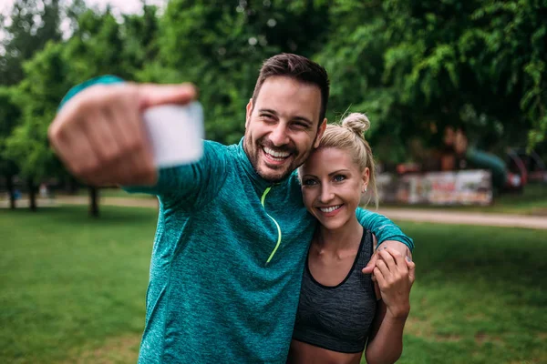 Ajuste Pareja Tomando Selfie — Foto de Stock