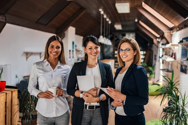 Portrét Tří Podnikatelka Coworking Úřadu — Stock fotografie