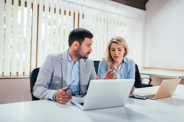 Dos Personas Negocios Que Trabajan Brillante Oficina Coworking —  Fotos de Stock