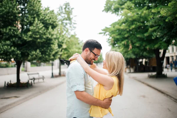 Mutlu çift açık havada portresi.