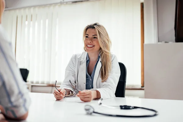 オフィスでの笑みを浮かべて女性医師 — ストック写真
