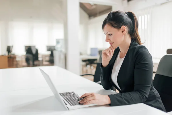 Portrait Latéral Une Employée Bureau Table Avec Ordinateur Portable — Photo