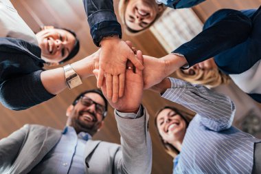 Ekip oluşturma, ortaklık, iş başarı kavramı. Alt görünümü putting eller birlikte iş adamları.