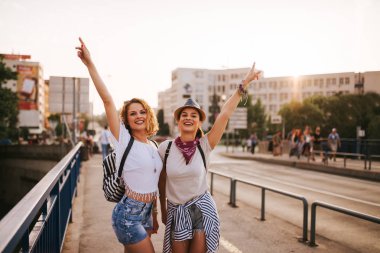 Kızlar dışarıda eğleniyor. Başlığa bir müzik festivali.