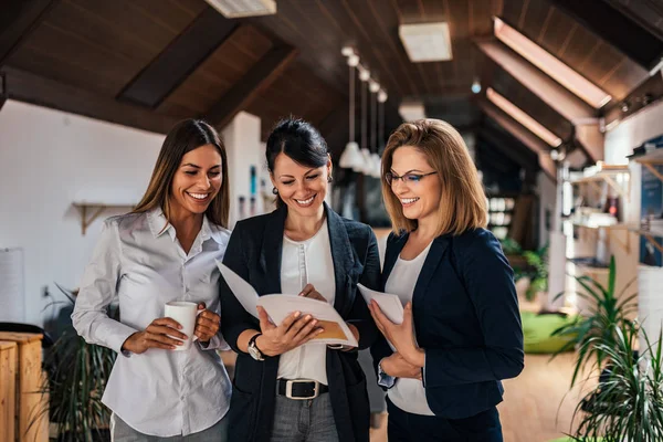 Tres Mujeres Negocios Oficina Coworking —  Fotos de Stock