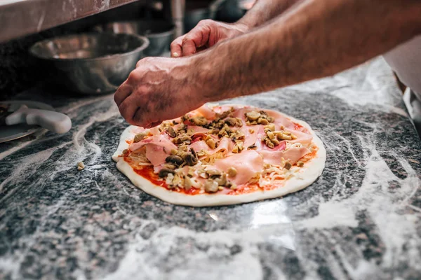 Close Beeld Van Handen Van Een Chef Kok Voorbereiding Pizza — Stockfoto