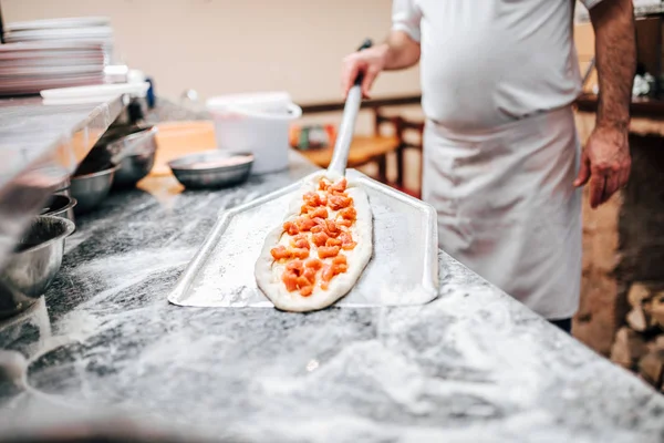 Felkészülés Macedón Pizza Chef Kiadványról — Stock Fotó