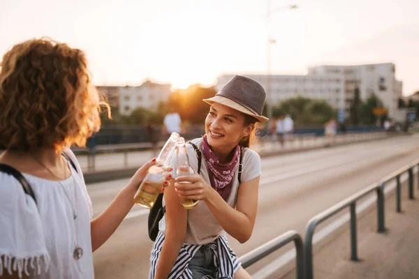 Freundinnen Jubeln Sommer Der Stadt — Stockfoto