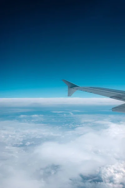 Wing Airplane Flying Clouds Sky Beautiful Blue Sky Clouds — Stock Photo, Image