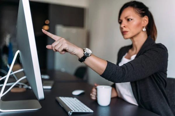 Irritada Chefe Feminina Apontando Para Tela Computador — Fotografia de Stock