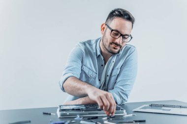 Mühendis dizüstü donanım onarımı için doğru aracı seçme.