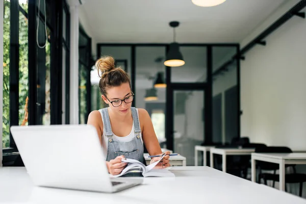 Mujer Joven Estudiando Con Portátil Notas — Foto de Stock