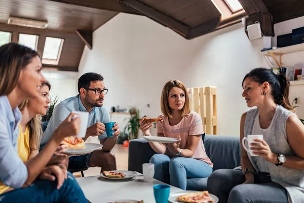 Grupo Amigos Adultos Hablando Comiendo Pizza Casa —  Fotos de Stock