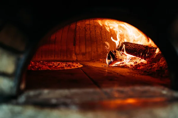 Pizza Horneada Manera Tradicional Horno Leña — Foto de Stock