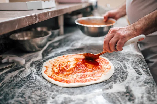 Raw Pizza Przygotowanie Tradycyjnym Stylu Dodając Sos Pomidorowy Ciasto Pizzy — Zdjęcie stockowe