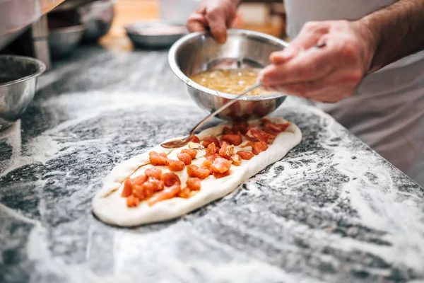 Felkészülés Macedón Pizza Szakács Közeli Kép — Stock Fotó