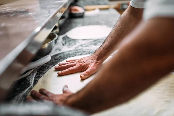 Proces Tworzenia Pizza Szef Kuchni Przygotowując Ciasto Pizzy — Zdjęcie stockowe