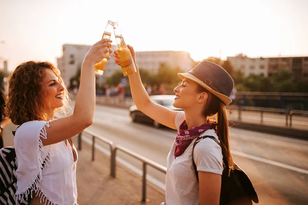 Zwei Schöne Hipster Frauen Die Sommer Der Stadtstraße Anstoßen — Stockfoto