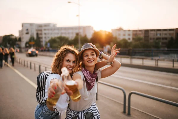 Meninas Bonitas Brindar Com Bebidas Rua Cidade — Fotografia de Stock