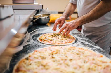 Pizza yapma süreci..
