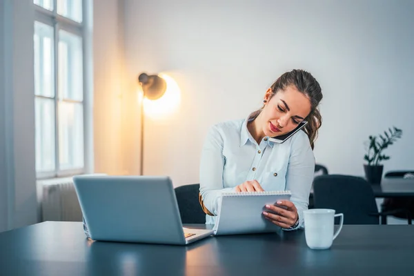 Giovane Donna Affari Che Una Telefonata Ufficio — Foto Stock