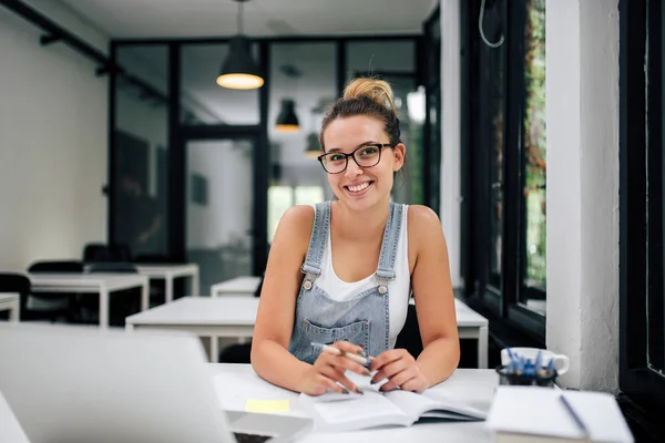 Retrato Uma Estudante Sorridente — Fotografia de Stock