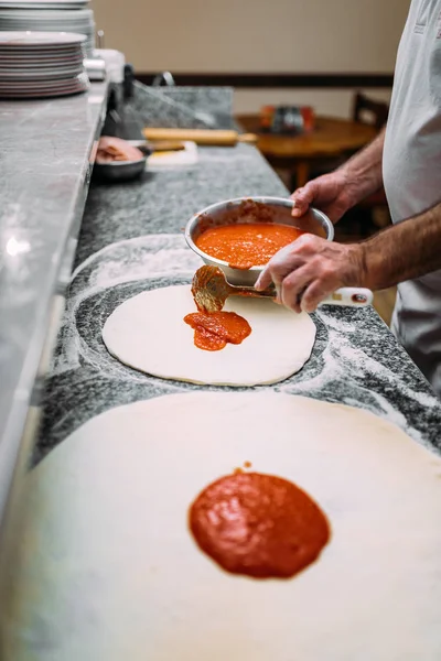 Chef Añadiendo Salsa Tomate Preparación Pizza Italiana —  Fotos de Stock