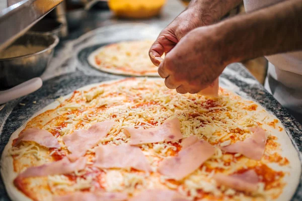 Imagen Primer Plano Del Chef Agregando Ingredientes Pizza —  Fotos de Stock