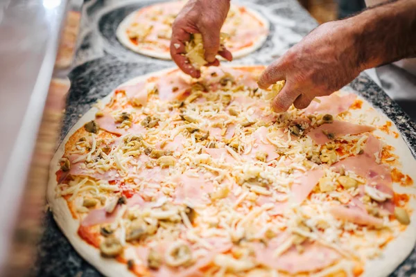 Chef Añadiendo Queso Pizza Sin Cocer Primer Plano —  Fotos de Stock